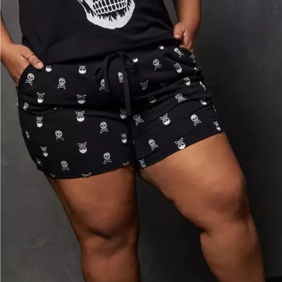 🆕 ☠️ LOVESICK SKULL EMBROIDERED SHORTS ☠️🏴‍☠️ - Picture 2 of 6
